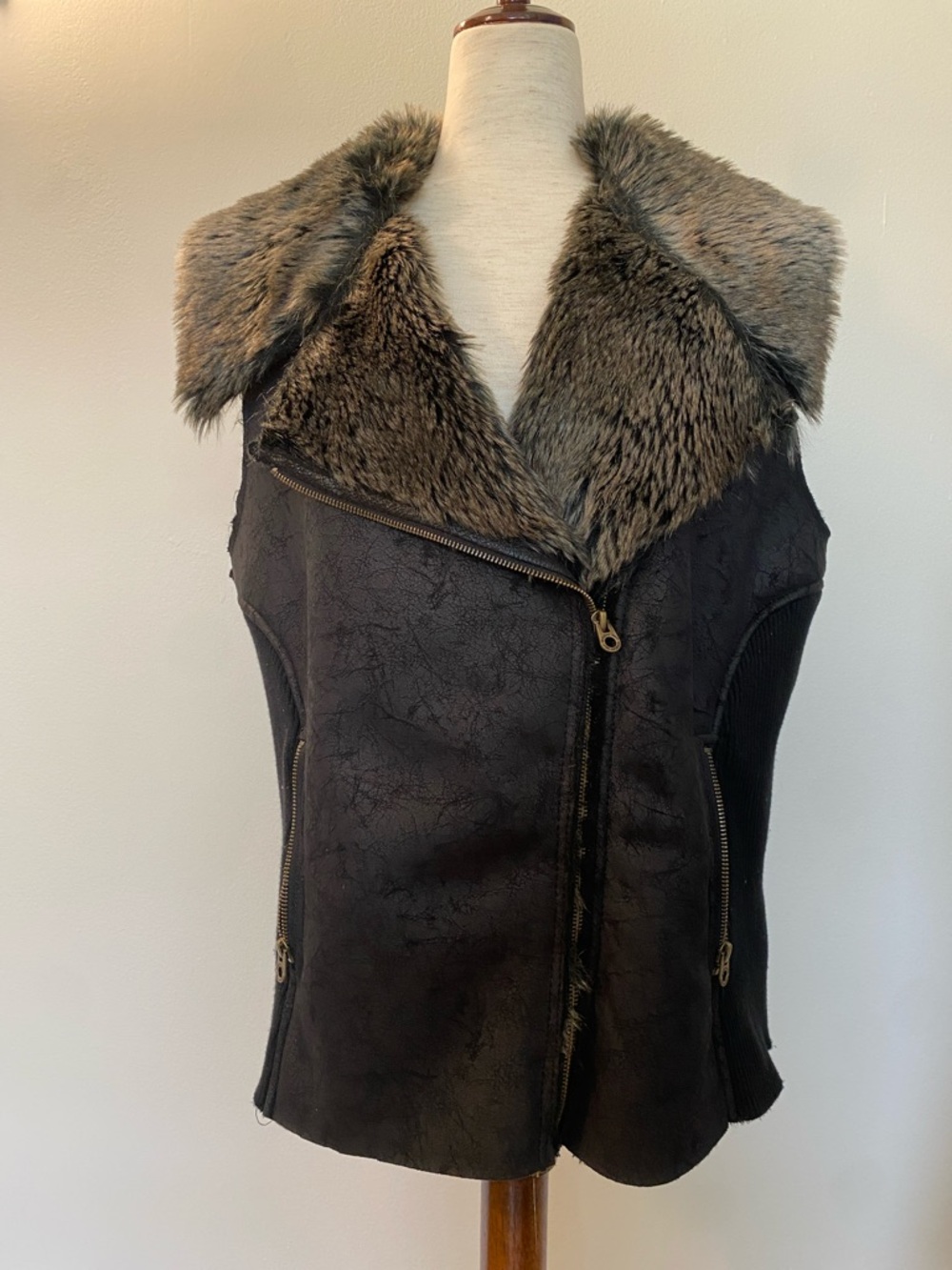 Black faux fur-lined vest size L
